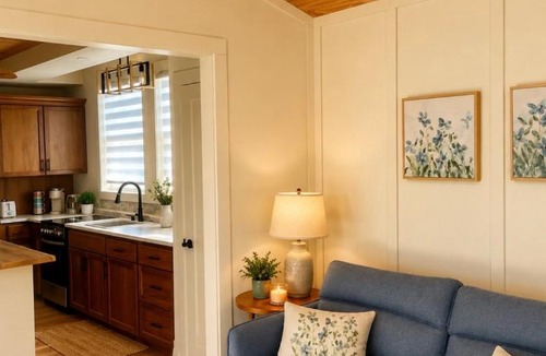 Port Weller House | Honey & Hook Tiny Home with Breakfast