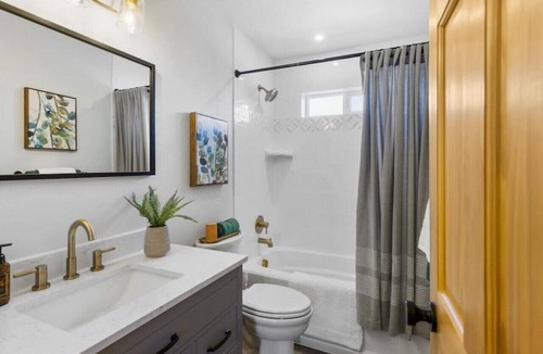 Monument House | HOT TUB, Newly Remodeled, Mountain views, Walk to Downtown!