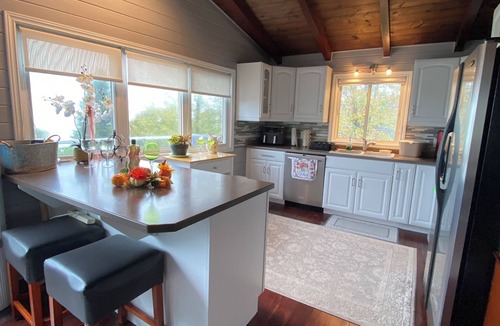 Ashfield-Colborne-Wawanosh Cottage | Huron waterfront cottage 6 Bdrm/3 Bths12+guests/Hotub/2pets/beach.