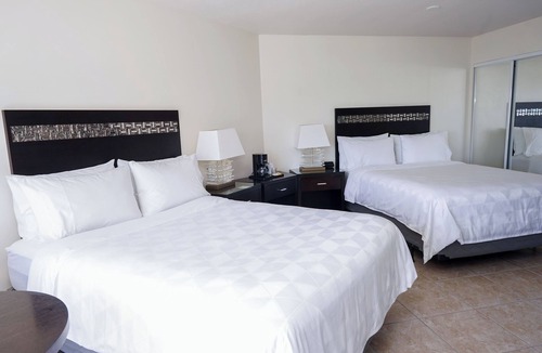 Crystal Harbour Resort | Ideal Mix of Comfort and Value! Outdoor Pool, Free Parking, Pets Allowed
