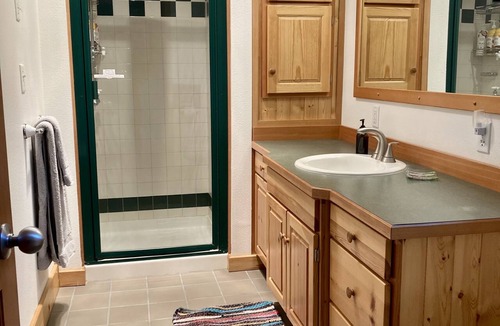 McKinley Park Cabin | Impressive Mountain Views. Craftsman Home. Less than 10 miles to bus depot