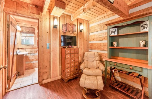 Smoky Mountains Cabin | Just 10 minutes from GSM National Park, 2 BR Log Cabin with Hot Tub & Firepit