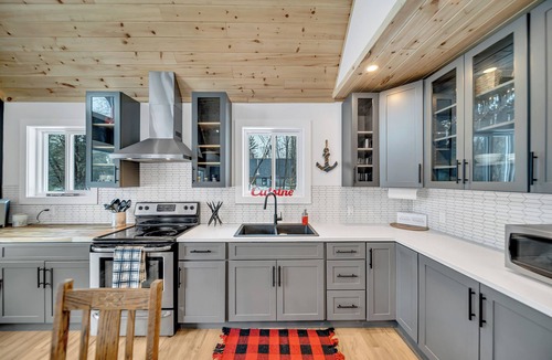 Fort Coulonge Ski Chalet | Kellys On The River Mansfield Quebec - 3 bedrooms with kayaks.