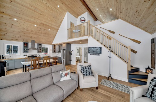 Fort Coulonge Ski Chalet | Kellys On The River Mansfield Quebec - 3 bedrooms with kayaks.