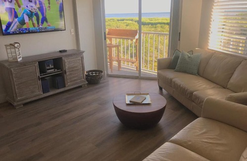 Tavernier House | LICENSED MGR - MODERN OCEANFRONT - OCEAN VIEWS CONDO! BAR and BEACH RESORT!