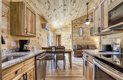 Cosby Cottage | Little Haven Cottage-Pickleball Court, WIFI, budget friendly