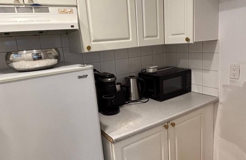 Cote-Saint-Luc House | lovely 1 bedroom apartment in a quiet neighborhood.