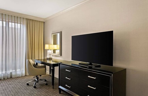 Downtown Baltimore Hotel | Luxurious Staycation Spot in the Heart of Baltimore! Indoor Pool, Pets Allowed!