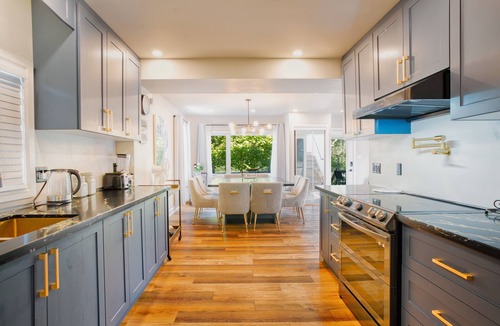 Morpeth House | Luxury Farmhouse with Tennis/Basketball court, Home Theater, Outdoor Hottub.