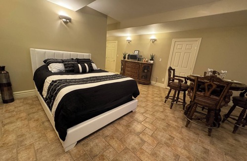 Thamesville Resort | Luxury Suite Private Indoor Pool Alpaca Retreat