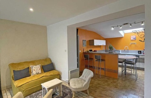 Saint-Mars-d'Egrenne House | Maison de charme en granit avec jardin clos, tout inclus, près de Domfront