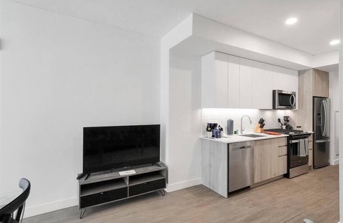 Evans Churchill Apartment | Modern Studio w/in-unit Laundry | Roosevelt Row | nr Metro