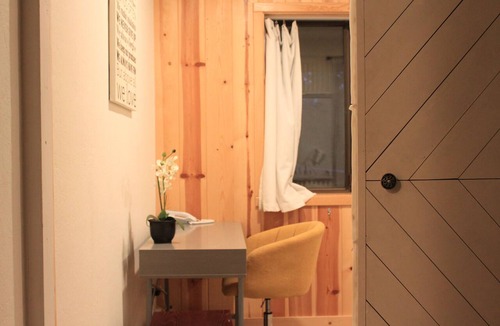 Ponderosa Palisades House | Modern Tahoe cabin: A/C, ping pong, EV charge, family friendly, work trips