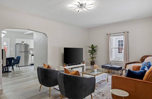 Springfield House | Newly-renovated 2-bedroom House with a Luxurious Massage Chair