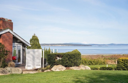 Saanichton Ski Chalet | Ocean View Guest House - stunning Ocean Views by Victoria Prime!