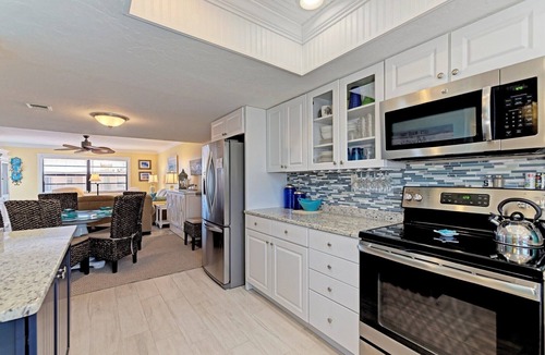 Siesta Key Condo | On Siesta Key Beach, View, pool, 2 Bed 2 Ba, plus pull out Queen,