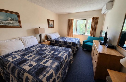 Lincoln Apartment | One Bedroom Apartment Sleeps 6 with Balcony at Rivergreen Resort