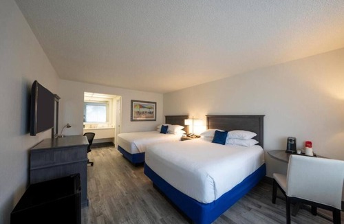 Fort Walton Beach Hotel | Peaceful Retreat for Your Beach Escape | Outdoor Pool & Garden Courtyard
