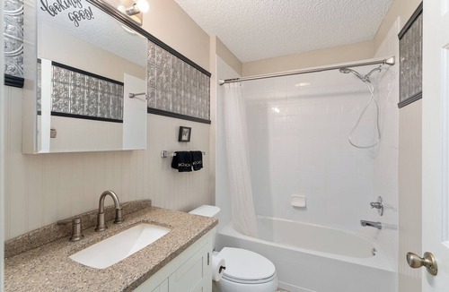 Lynnhaven House | Poolside Chic Escape - 2/2 + Workspace, Pool House in The Village of Lynnhaven