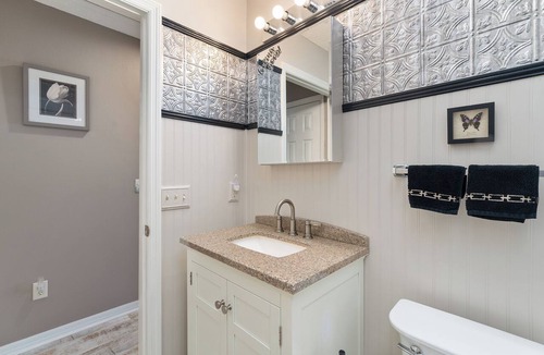 Lynnhaven House | Poolside Chic Escape - 2/2 + Workspace, Pool House in The Village of Lynnhaven