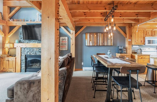 Big White Ski Resort Ski Chalet | Post and Beam home, Ski In/Out, Central Village, Private Hot Tub, sleeps 8