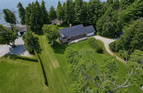 Beaverton House | Private Lake Simcoe Retreat | Sandy Beach, Sunsets, Kayaks & Ice Fishing