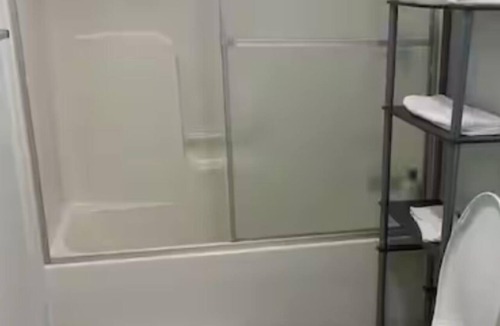 Macomb Apartment | Quiet and comfort one bedroom apt, close to WIU, a kitchen free parking, TV
