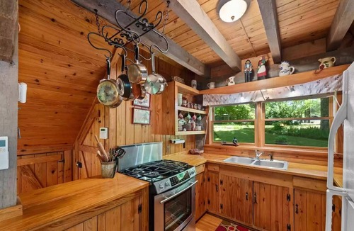 Mentone Cabin | Red Bird Roost: Best downtown location on the Brow. See Fall colors on Cool St.