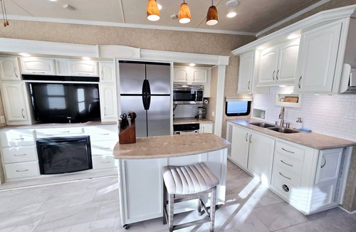 Central Okanagan Resort | Relax & Enjoy the Sweetlife! Resort life awaits you at the Holiday Park Resort