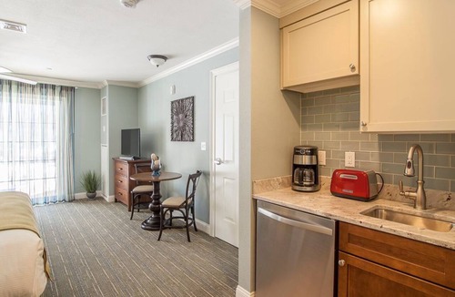 Lincoln Resort | Riverwalk at Loon Studio with Kitchenette and Balcony | Sleeps 4