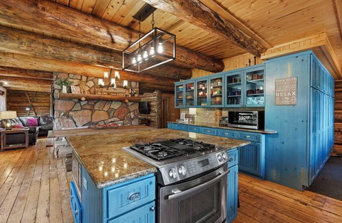 Purgatory Cabin | Rustic & Spacious Log Cabin w/Private Hot Tub, Amazing Views, 4 Miles to Ski