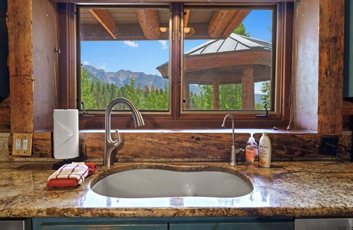Purgatory Cabin | Rustic & Spacious Log Cabin w/Private Hot Tub, Amazing Views, 4 Miles to Ski