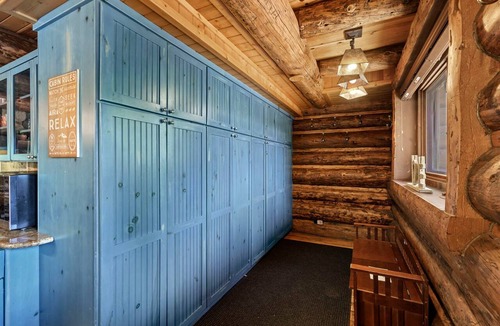 Purgatory Cabin | Rustic & Spacious Log Cabin w/Private Hot Tub, Amazing Views, 4 Miles to Ski