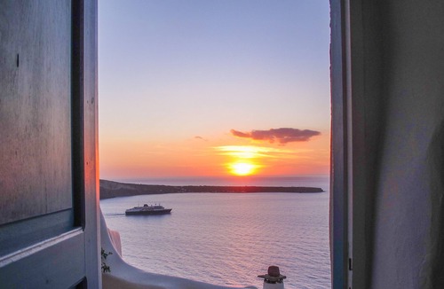 Oia House | SantoriniParadise: HELIOS villa, hot tub, amazing sunset views, dream vacation!