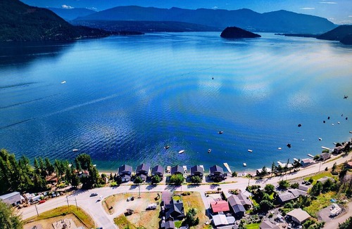Celista House | SHUSWAP LAKE BEACH FRONT PRIVATE DOCK/BUOY 60% OFF $159 NT REG $398 TAX FREE