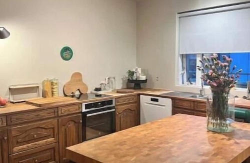 Haaleiti Apartment | Spacious 2BR, Perlan View, Balcony & Parking