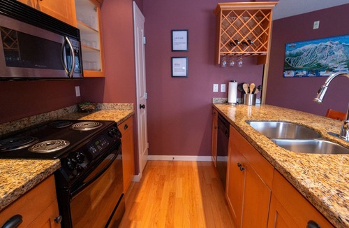Big White Ski Resort Apartment | The Glade Escape | Ski-in/out Village Location | Private Hot Tub | Gas Fireplace