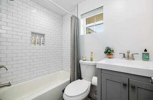 Inglewood House | The Modernist - 3bd,3bath Whole House! - Comfortable, Modern Interior - 5 Min from LAX and SOFI Stadium!