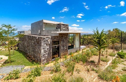 Somerset West Condo | The ultimate venue to relax & enjoy the views close to restaurants, wine farms,