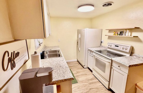 Pine Ridge House | Tower View.Pet-Friendly 2BR Retreat.Beverly Hills