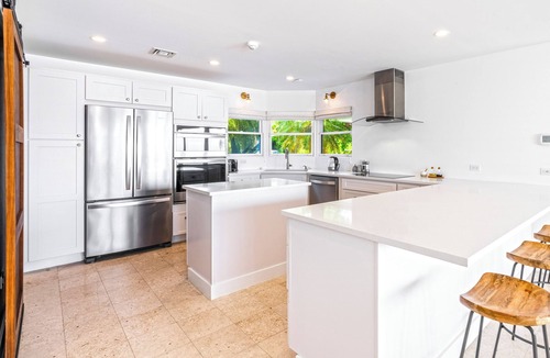 Savannah House | Turtle Beach: Swim with Sea Turtles! Modern Villa w/Pool, Jacuzzi, & Free Kayak!