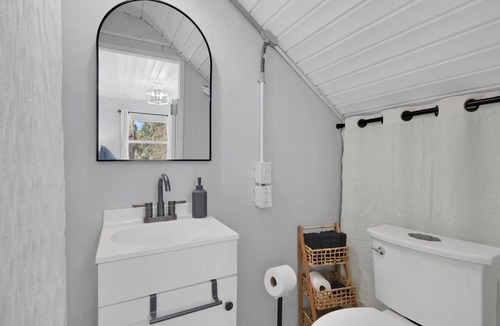Rural Estates Apartment | Upstairs Studio Apartment with Pickleball Court on 5-Acre Estate