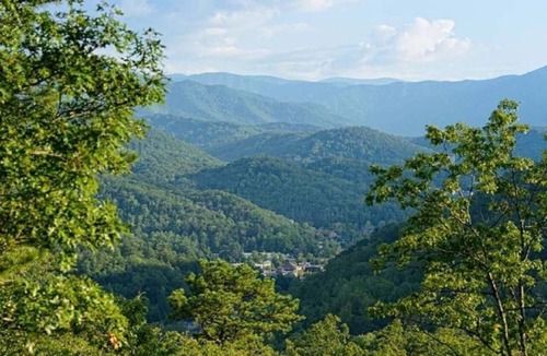 Gatlinburg Resort | VIEWS! 2 BD-2 BA WATER PARK! MOUNTAIN TOP! PET! March, June, July, Christmas
