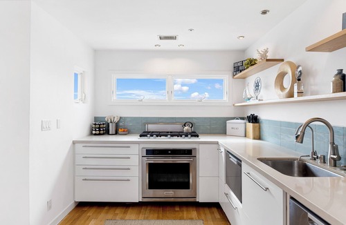 Sand Section House | Walk to Manhattan Beach, Ocean Views, Balcony & Peloton | Casa Del Mar