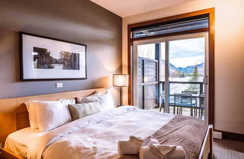 Lac Superieur Village House | Waterfront Suite & Lake Resort
