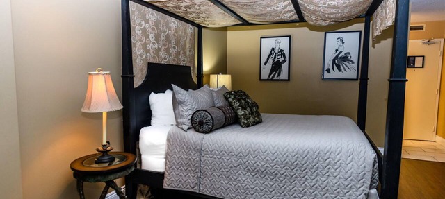 1 Queen Bed – Room 5 - Hearthstone Inn Boutique Hotel Halifax – Dartmouth in Dartmouth