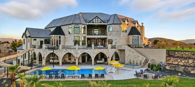 16K sqft Castle! Sleeps 40. Theater. Rock-Climbing Wall. Gym. Pool. VIEWS! in St. George
