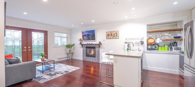 2 Bed Stylish Central Location- Great Neighborhood-Free Parking. Pet Friendly in North Vancouver