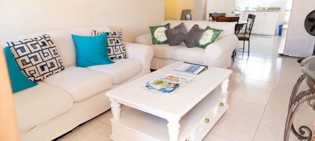 2 Bedroom Condo wPool, jacuzzi and beach across the street. 5 star reviews bnb🏝️ in Oistins