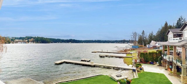 2 BR waterfront home with private dock and hot tub in Stanwood